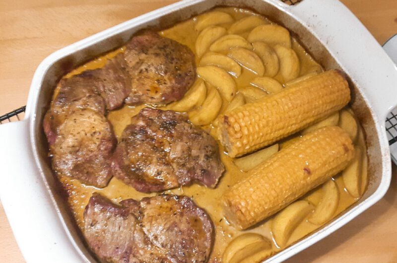 Grillfleisch mit Kartoffeln und Maiskolben