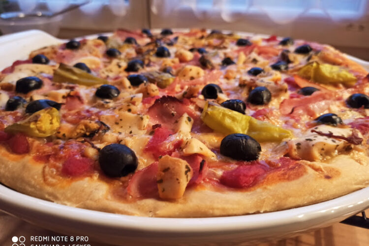 Pizza auf der Stoneware