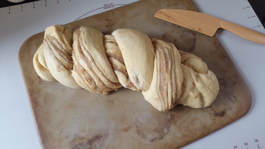 Nusszopf mit Marzipan