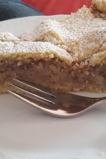 gedeckter Apfelkuchen aus der Stoneware rund