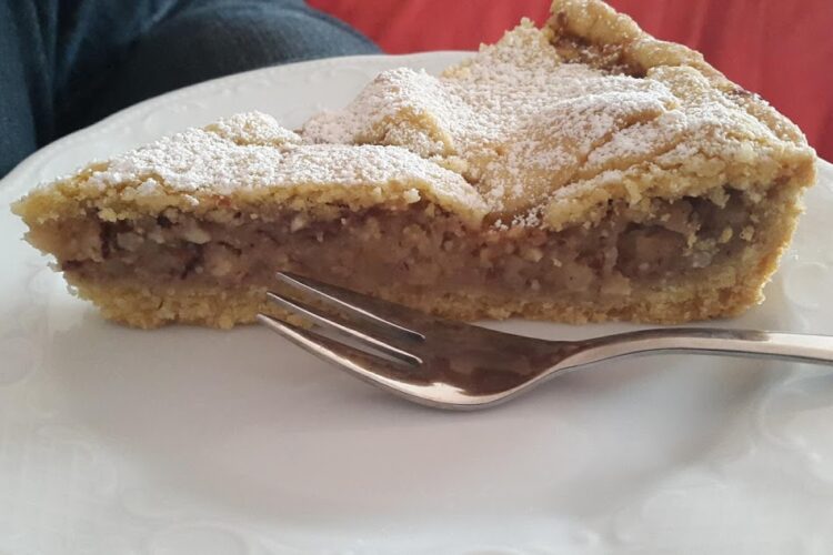 gedeckter Apfelkuchen aus der Stoneware rund