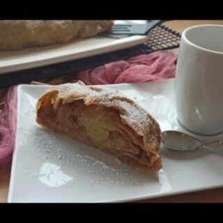 Hier ein kleines Making of zum Apfelstrudel vom letzten Rezept

#pamperedchef #sauguadundlecker #beatesing #brotliebe #foodblogger #rezepte #ohneschnickschnack #servierzauberer