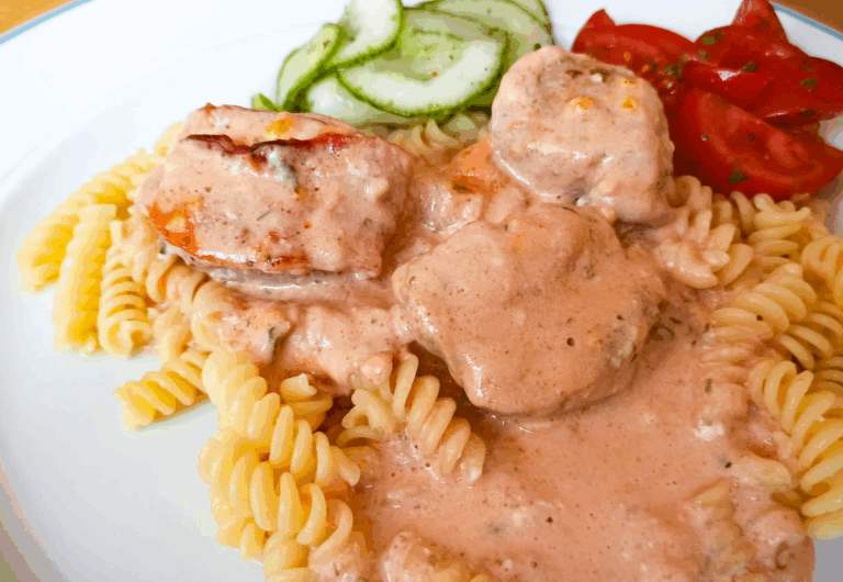Schweinefilet im Speckmantel mit Tomaten-Rahm-Soße