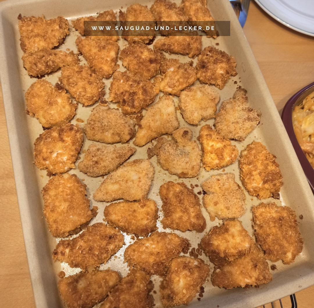 knusprige Chicken nuggets auf der Stoneware